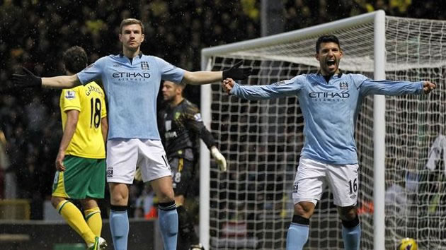 Los jugadores del Manchester City Edin Dzeko y Sergio Aguero. Foto: EFE