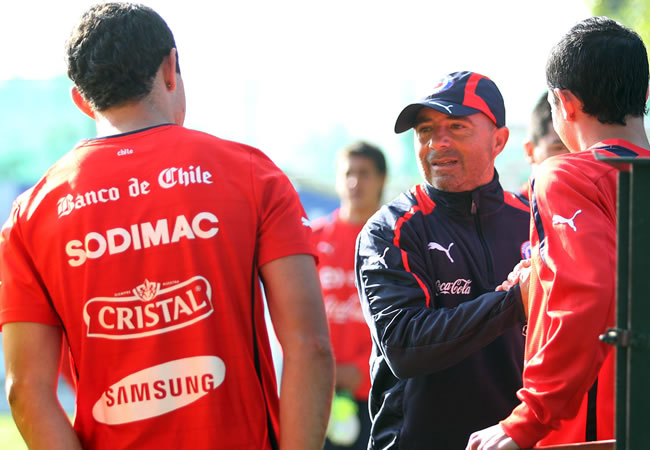 Foto cedida por la Asociación Nacional de Fútbol Profesional (ANFP) de Chile muestra al seleccionador Jorge Sampaoli saludando a varios jugadores. Foto: EFE