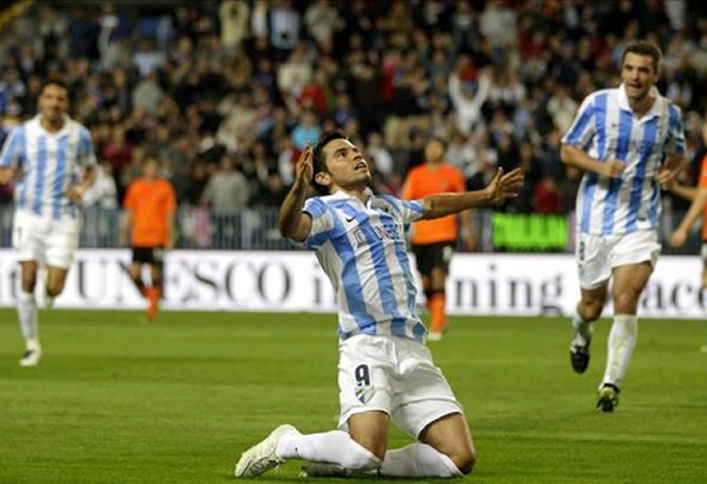 El argentino Javier Saviola celebra un gol con Málaga. Foto: EFE
