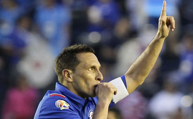 El jugador de Cruz Azul, Christian Giménez celebra una anotación ante San Luis. Foto: EFE