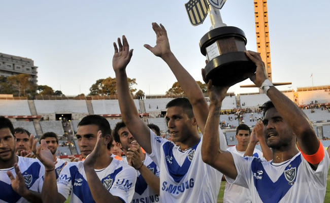 El capitán del Vélez Sarsfield, Fabián Cubero, sostiene el trofeo recibido tras vencer a Peñarol. Foto: EFE