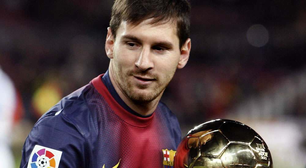 El argentino del FC Barcelona, Leo Messi, con el cuarto Balón de Oro. Foto: EFE
