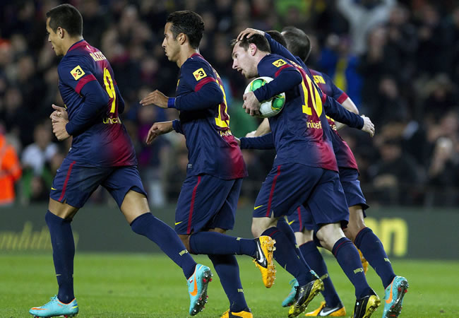 El argentino del FC Barcelona Leo Messi (d) celebra con su compañeros ante Málaga. Foto: EFE