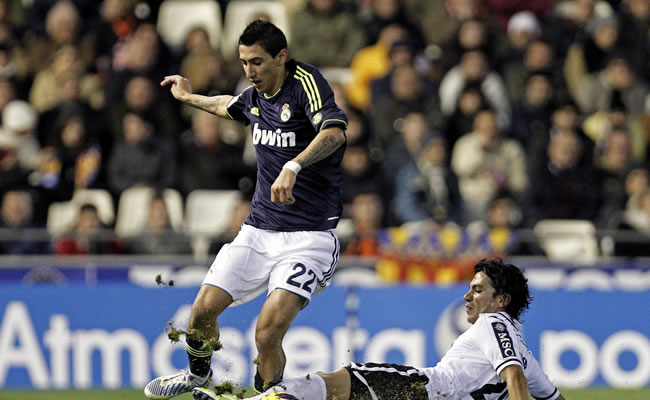 El centrocampista argentino del Valencia CF, Tino Costa (d), pelea un balón con el argentino Ángel Di María, del Real Madrid. Foto: EFE