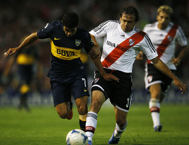 Adalberto Roman (d) de River Plate en acción ante Lautaro Acosta de Boca Juniors. Foto: EFE
