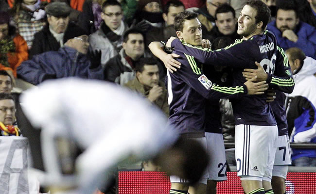 Los jugadores del Real Madrid celebran su quinto gol al Valencia, obra del argentino Angel di María. Foto: EFE