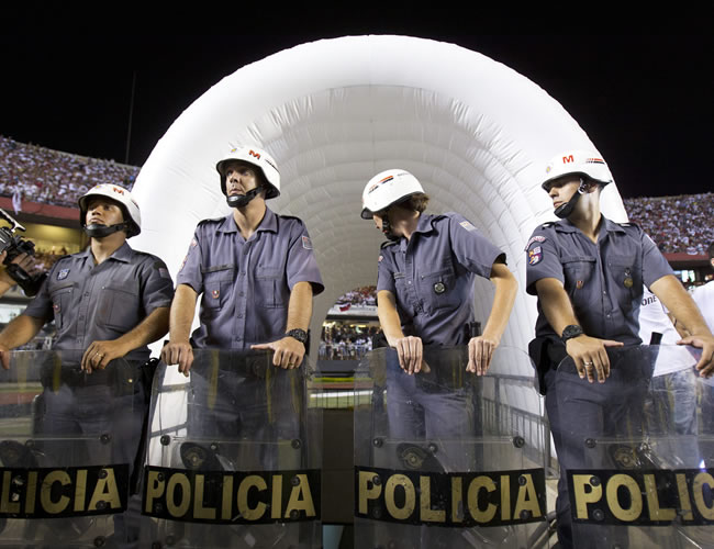 Policia de Sao Paulo en el tunel del camericno de Tigre, en la final de la Sudamericana 2012. Foto: EFE