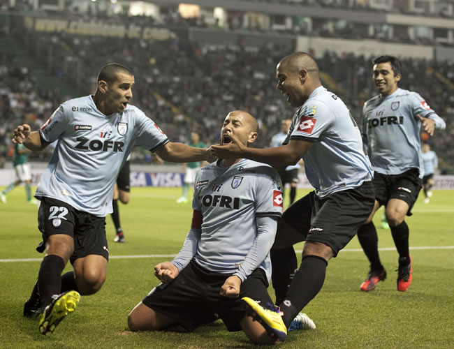 El jugador de Deportes Iquique (Chile), Rodrigo Díaz (c) celebra una anotación ante León (México). Foto: EFE