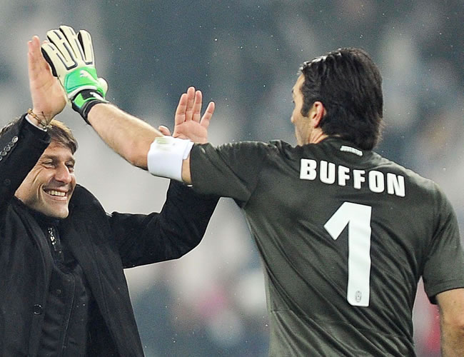 Juventus' Italian head coach Antonio Conte (L) celebrates with Italian goalkeeper Gianluigi Buffon. Foto: EFE