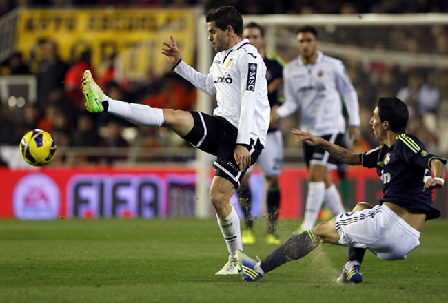 El centrocampista argentino del Real Madrid Angel di María (d) pelea un balón con el centrocampista argentino del Valencia Fernando Gago. Foto: EFE
