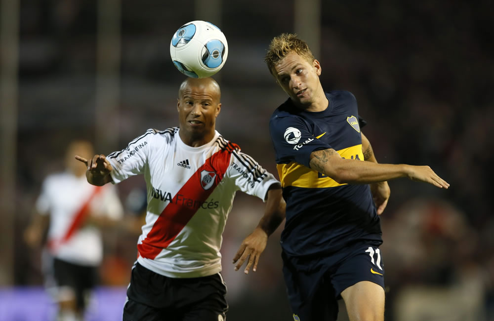Nicolás Colazo (d) de Boca Juniors disputa el balón con Carlos Sánchez (i) de River Plate. Foto: EFE