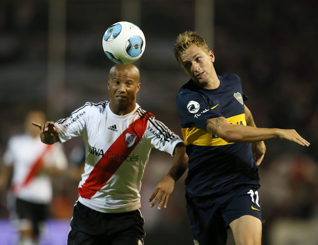 Nicolás Colazo (d) de Boca Juniors disputa el balón con Carlos Sánchez (i) de River Plate. Foto: EFE