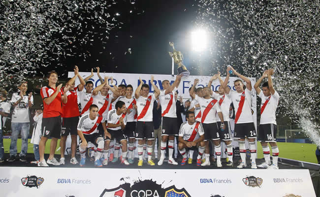 Los jugadores de River Plate David Trezeguet (c) celebran su triunfo ante Boca Juniors. Foto: EFE