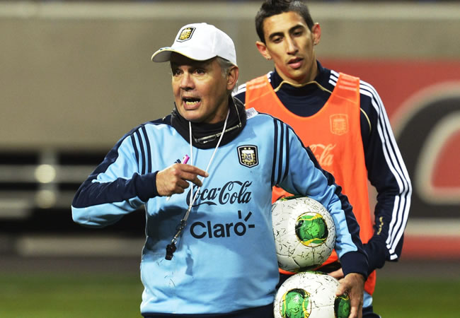 El seleccionador de fútbol de Argentina, Alejandro Sabella (i), da instrucciones a sus jugadores. Foto: EFE