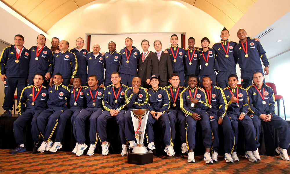 Los jugadores y cuerpo técnico de la selección colombiana Sub 20, posan con el trofeo del Sudamericano Sub-20. Foto: EFE
