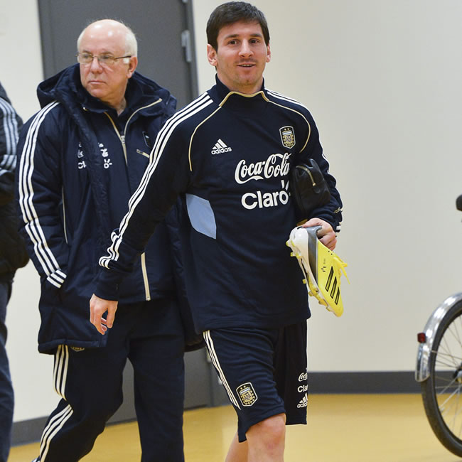 El delantero de la selección argentina de fútbol, Lionel Messi (dcha), llega al entrenamiento del equipo en el Friends Arena de Estocolmo. Foto: EFE