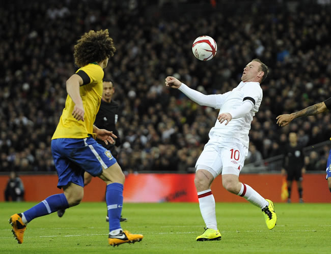 El jugador inglés Wayne Rooney (c) recibe el balón. Foto: EFE