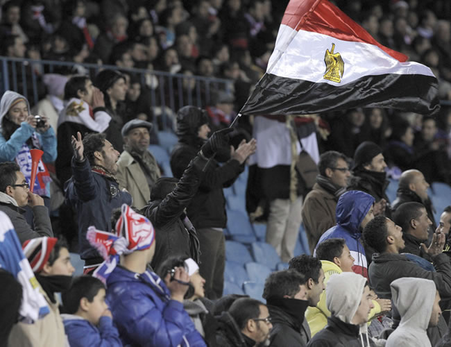 Aficionados egipcios en la grada siguen el partido amistoso de su selección ante de Chile. Foto: EFE