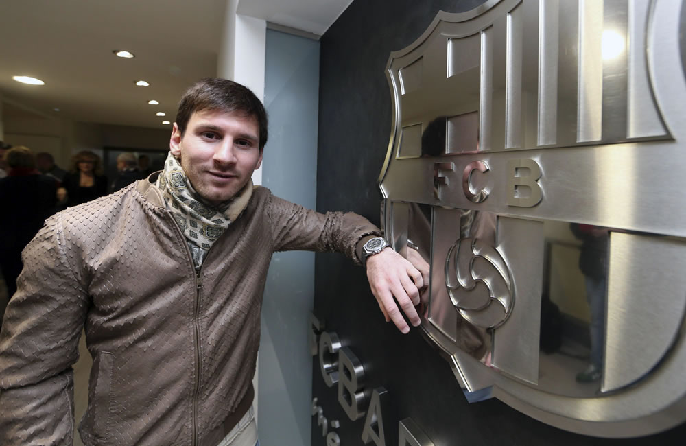 Foto facilitada por el FC Barcelona del delantero argentino, Leo Messi, posando con el escudo de la entidad. Foto: EFE