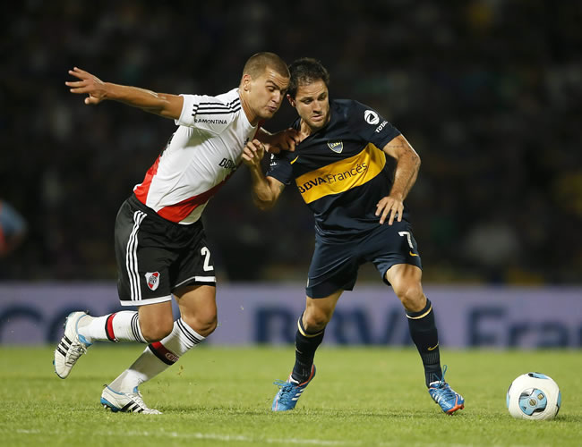 El jugador de River Plate, Leandro González (i), disputa el balón con Juan Manuel Martínez de Boca Juniors. Foto: EFE