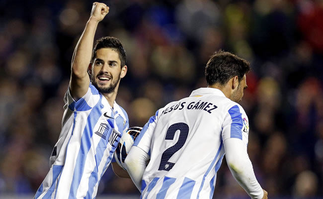El centrocampista del Málaga Francisco R. Alarcón Suarez "Isco" (i) junto a asu compañero, el defensa Jesús Gámez (d), celebra el gol que ha marcado ante el Levante. Foto: EFE