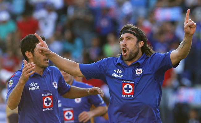 El jugador Mariano Pavone del Cruz Azul festeja su anotación ante Pumas. Foto: EFE
