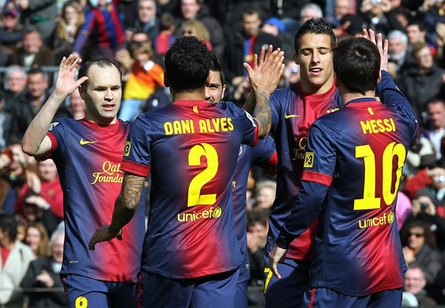 El delantero del FC.Barcelona, Cristian Tello (2d), celebra con sus compañeros, Andrés Iniesta (i), Dani Álves (2i), y Lionel Messi (d), su gol conseguido frente al Getafe. Foto: EFE