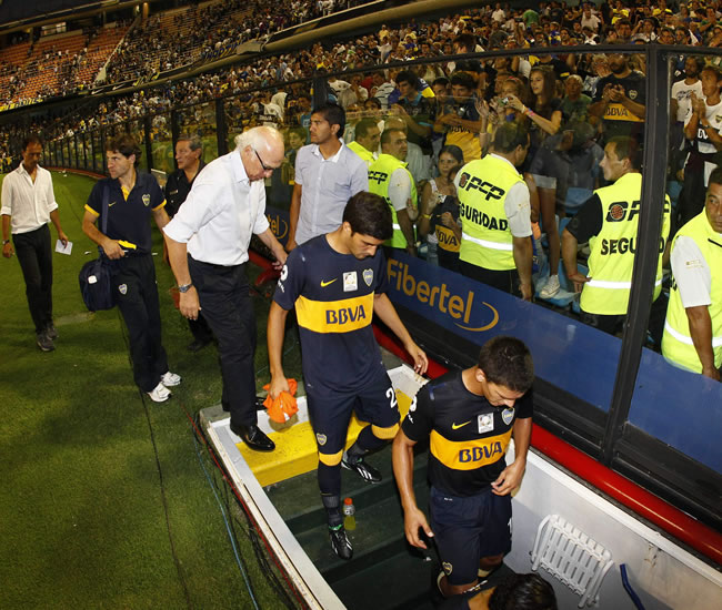 El DT de Boca Juniors, Carlos Bianchi, se retira del campo de juego tras la derrota ante el Toluca. Foto: EFE
