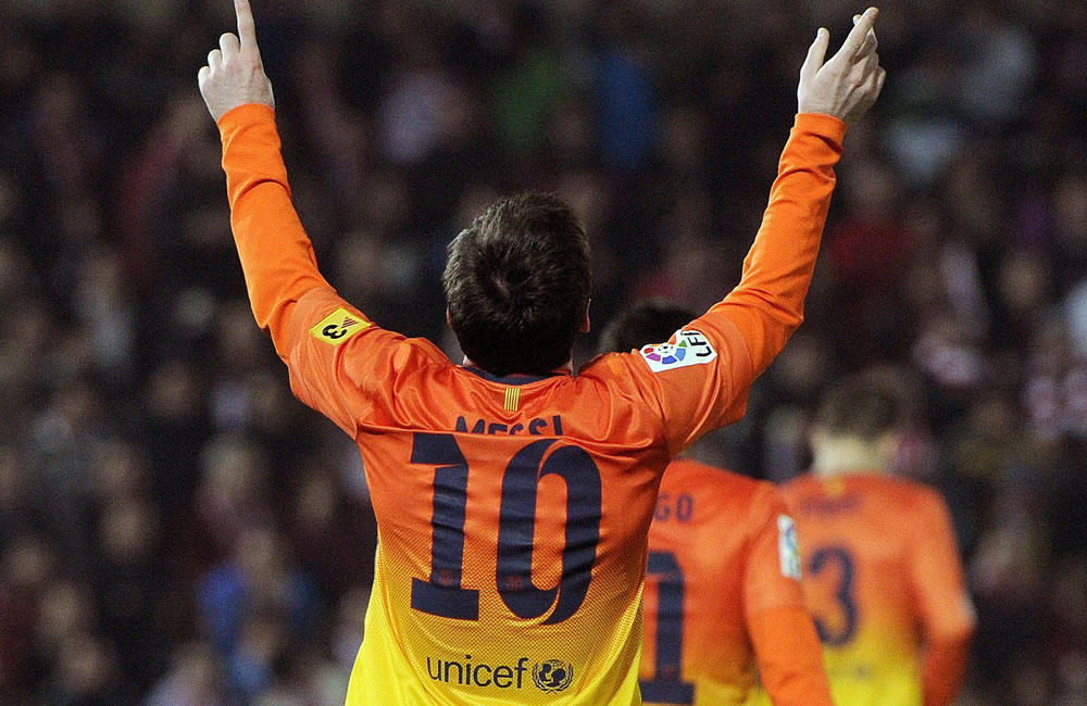 El delantero argentino del Barcelona Leo Messi celebra la consecución del segundo gol de su equipo ante el Granada. Foto: EFE