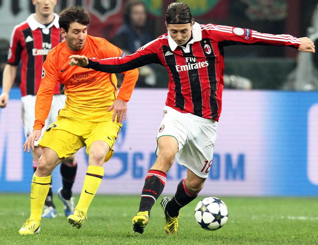 El argentino Lionel Messi (i) lucha por el balón con Ricardo Montolivo del Milan. Foto: EFE