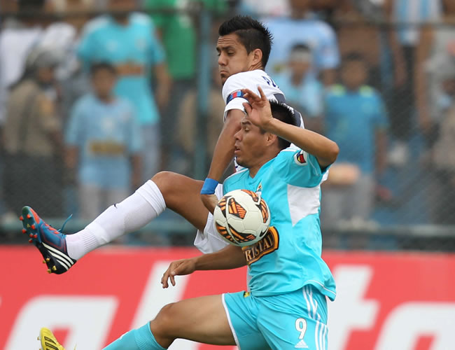 El jugador de Tigre Nicolás Martinez (atrás) disputa el balón con Hernán Rengifo (adelante), del Sporting Cristal. Foto: EFE