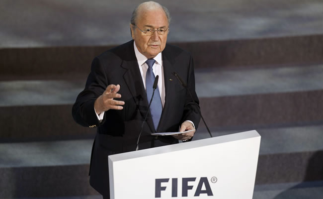 El presidente de la FIFA Joseph S. Blatter lee el resultado de elección que otorgó a Catar la organización del Mundial de Fútbol 2022. Foto: EFE