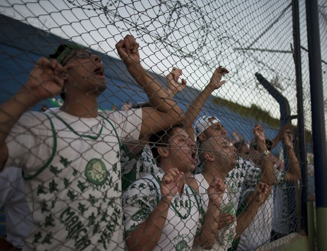 Fanaticos de Palmeiras de Brasil aguardan el comienzo del partido ante Tigre. Foto: EFE
