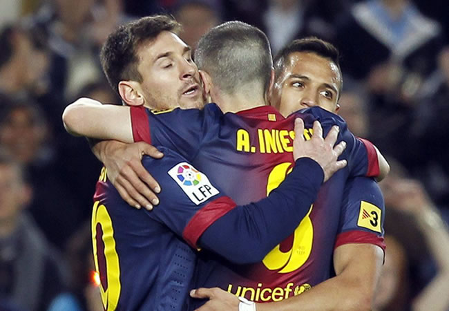 El argentino del FC Barcelona Leo Messi (i) celebra con sus compañeros ante el Deportivo de La Coruña. Foto: EFE