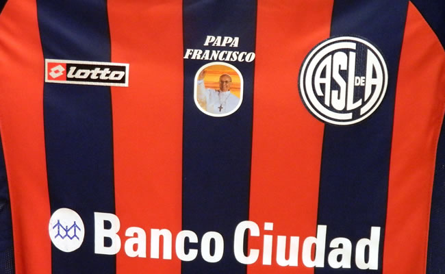 Fotografía cedida por el Club argentino de fútbol San Lorenzo de Almagro del nuevo diseño de camiseta que el equipo vestirá este sábado. Foto: EFE