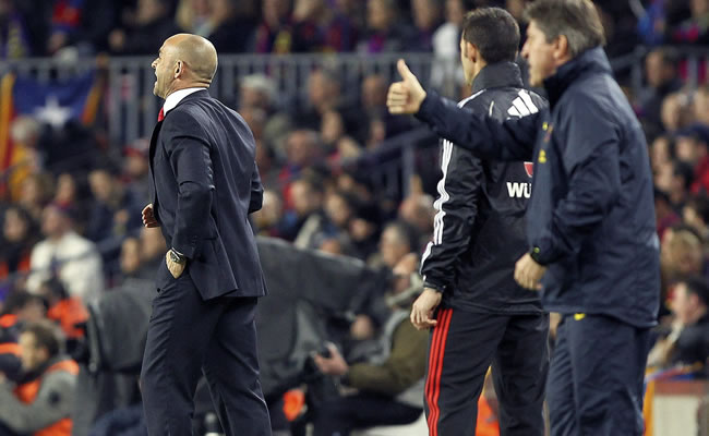 El segundo entrenador del FC Barcelona, Jordi Roura (d), y el entrenador del Rayo Vallecano, Paco Jémez. Foto: EFE