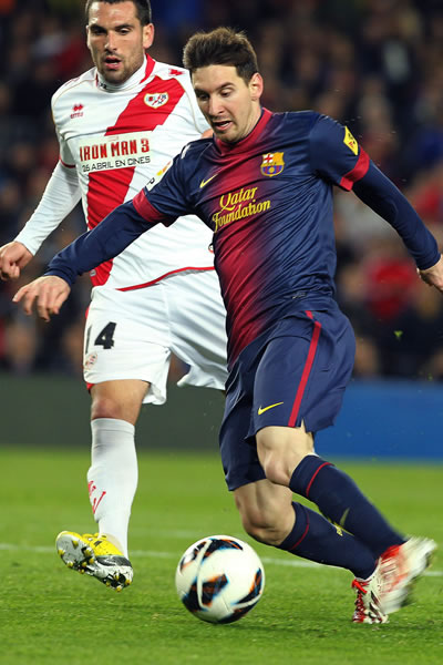 El delantero argentino del FC Barcelona Leo Messi (d) controla un balón ante Arbilla, del Rayo Vallecano. Foto: EFE