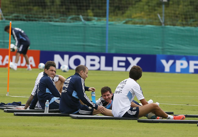 Los jugadores de la selección nacional de fútbol de Argentina Maximiliano Rodríguez (i), Rodrigo Palacio (2-i) y Lionel Messi (2-d) toman un descanso durante un entrenamiento. Foto: EFE
