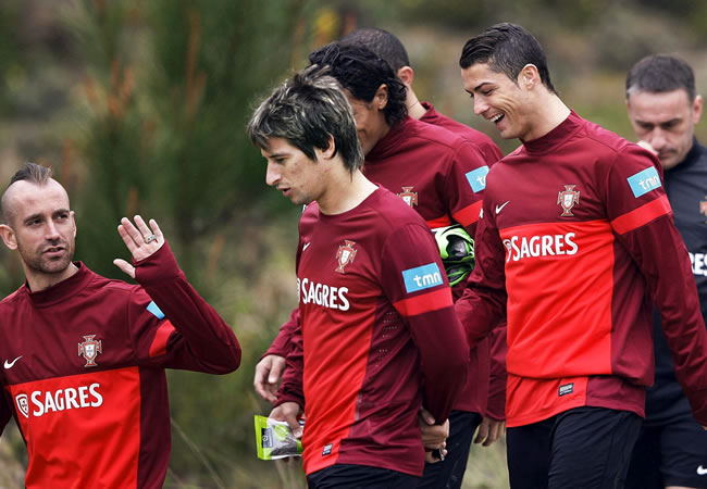 Los jugadores de la selección nacional portuguesa, (de izq a der) Raúl Meireles, Fabio Coentrao y Cristiano Ronaldo. Foto: EFE