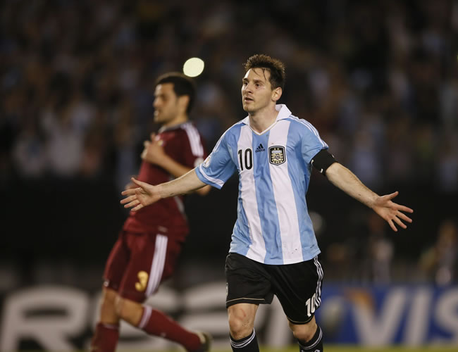 Messi (d) de la selección nacional de Argentina celebra su anotación ante Venezuela. Foto: EFE