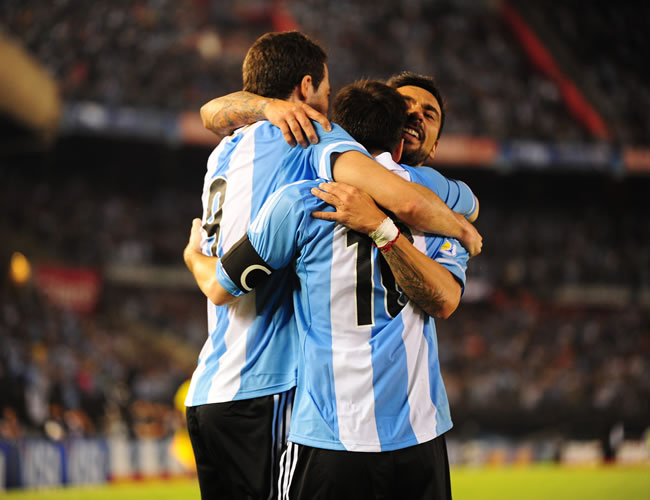 Jugadores de la selección nacional de Argentina celebran su anotación ante Venezuela. Foto: EFE