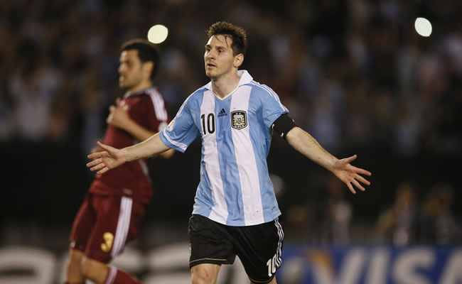 Lionel Messi (d) de la selección nacional de Argentina. Foto: EFE