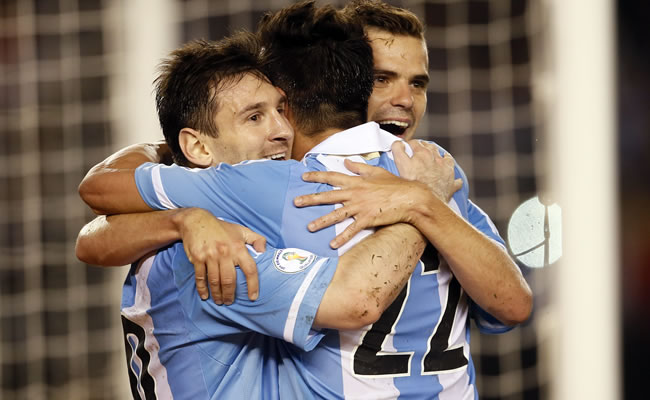 Lionel Messi (i) de la selección nacional de Argentina celebra con sus compañeros de equipo. Foto: EFE