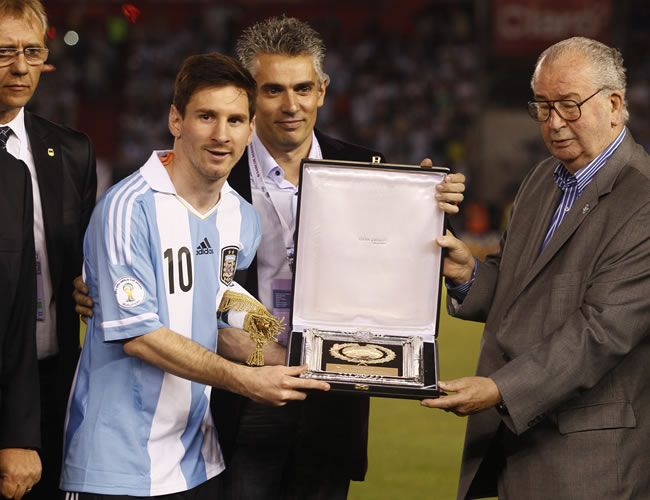 Leo Messi (d) de la selección nacional de Argentina es distinguido por Julio Grondona (d), presidente de la AFA antes del encuentro frente a Venezuela. Foto: EFE