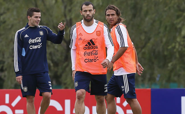 Los jugadores de la selección nacional de fútbol de Argentina Fernando Gago, Javier Mascherano y Leonardo participan en un entrenamiento. Foto: EFE