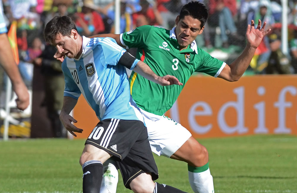 El jugador de Bolivia Luis Gutiérrez (d) ante Lionel Messi (i) de Argentina. Foto: EFE