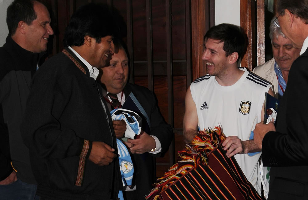El presidente de Bolivia, Evo Morales, entrega obsequios al astro del Barcelona, el argentino Leo Messi. Foto: EFE