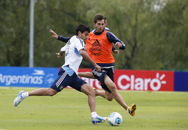 Los jugadores de la selección nacional de fútbol de Argentina Augusto Fernández (i) y José Basanta disputan un balón durante un entrenamiento. Foto: EFE