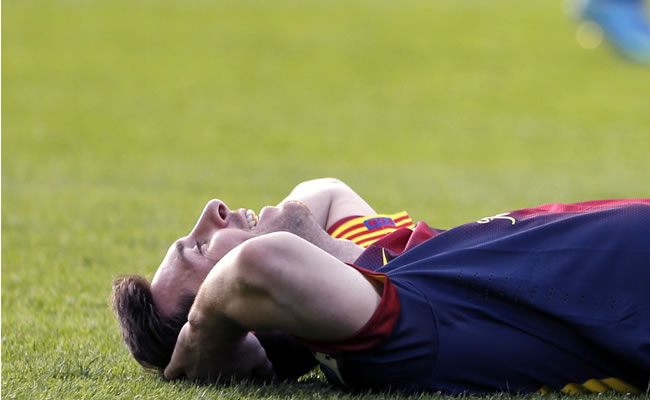 El delantero argentino del Barcelona Lionel Messi en el suelo durante una acción de su partido ante el Celta. Foto: EFE