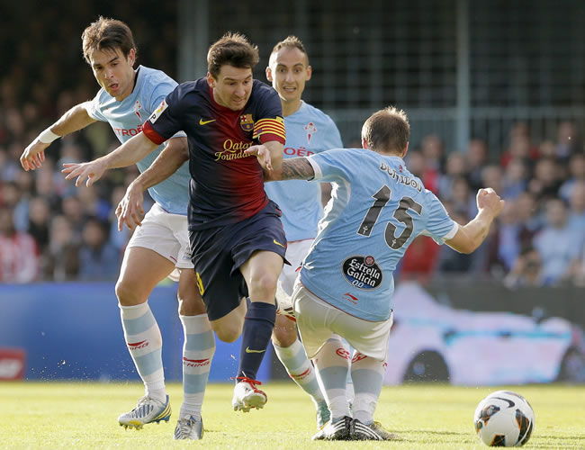 El delantero argentino del Barcelona Lionel Messi (c) cae en falta ante el defensa noruego del Celta de Vigo Vadim Demidov (d) y el centrocampista Borja Oubiña. Foto: EFE